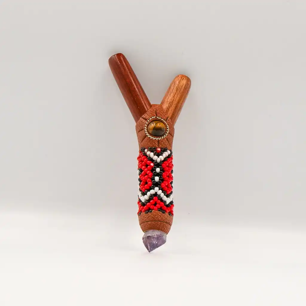 002-0008-kuripe-1 Kuripe Applikator mit Steinen (Katzenauge, Amethyst) - Rot, Weiss, Schwarz – Bild 1